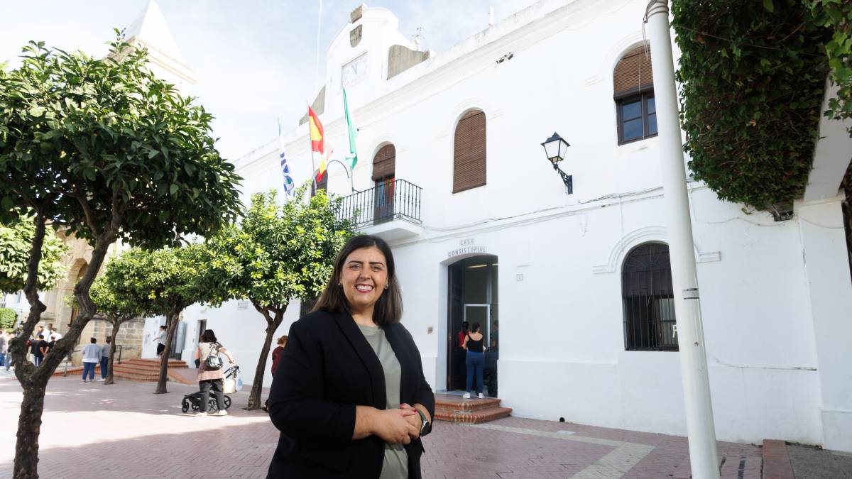 La alcaldesa de Conil, gobernando en minoría entre querellas y ceses: "Todo no vale por hacer daño político"