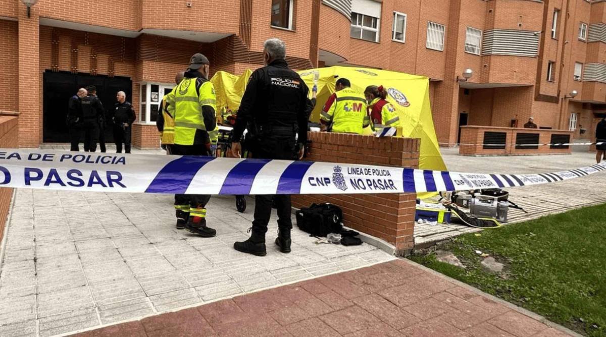 Asesinan a una mujer en el portal de su urbanización: la víctima recibe cinco apuñaladas