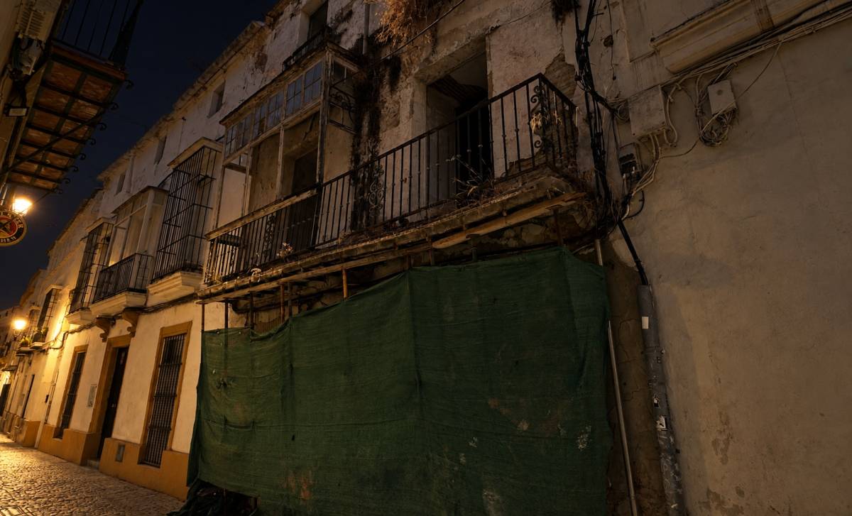Acuden a un piso turístico del centro de Jerez convertido en casa de citas, les roban y regresan para exigir su dinero... a la vivienda equivocada