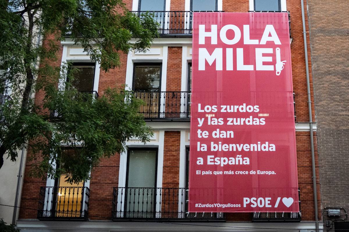 El PSOE reacciona ante la llegada de Milei a España: 