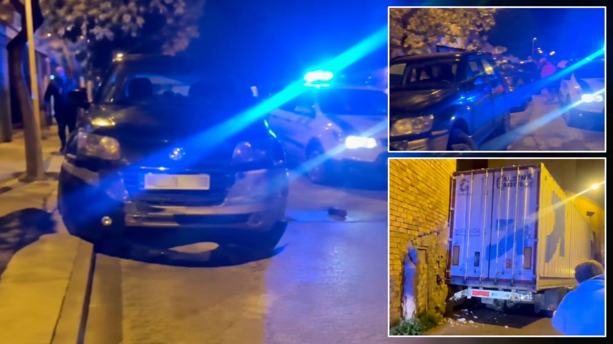 Un camión de gran tonelaje huye de la Policía en Tarazona, arrolla una veintena de coches aparcados y acaba empotrado  