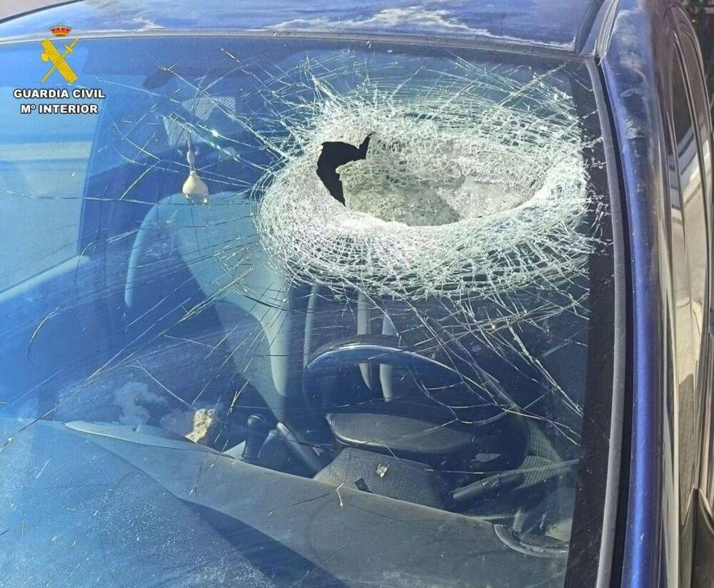 Estado de la luna del coche tras el impacto.