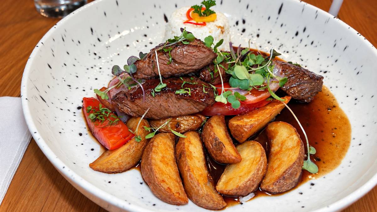 Plato de lomo saltado.