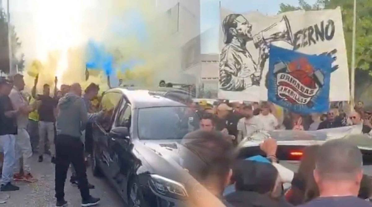 Entre cánticos y botes de humo con los colores del Cádiz CF: así ha sido la despedida a 'Carlete', de Brigadas Amarillas