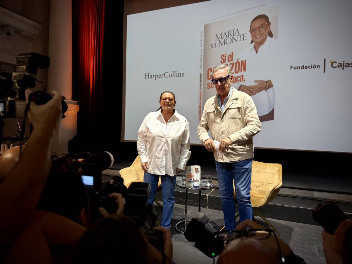 La autora del libro junto al presentador. - La autora del libro junto al presentador.