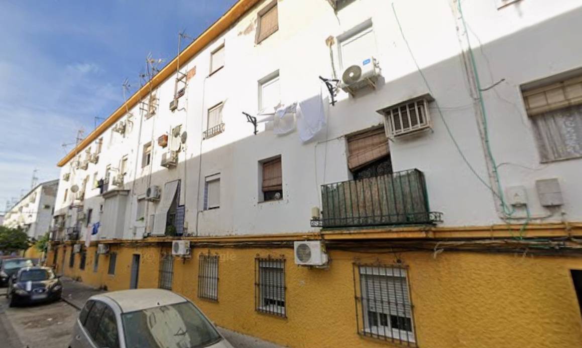 Varios jóvenes saltan por la ventana para escapar de un incendio en el barrio sevillano de Los Pajaritos: es el segundo edificio que arde en un mes