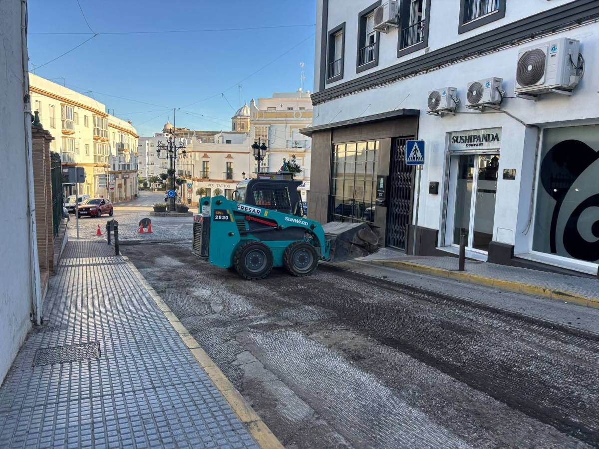 Arrancan en Chiclana las obras de asfaltado de la carretera de Fuente Amarga: tramos afectados y próximas actuaciones