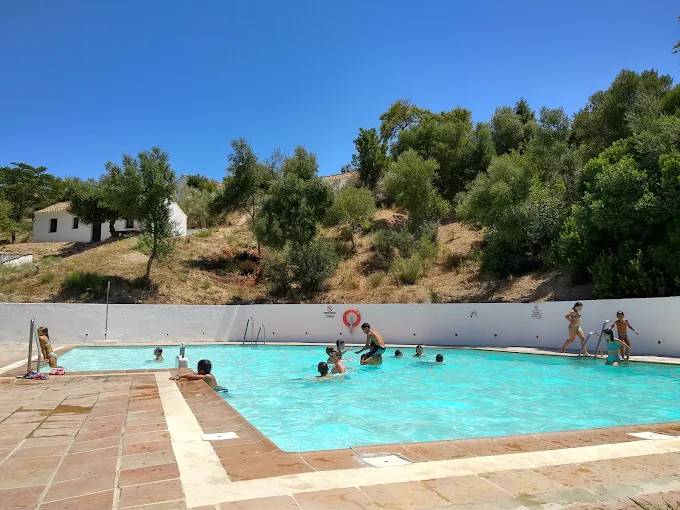 La piscina del complejo turístico del Tajo del Águila, en una imagen anterior a su cierre. - La piscina del complejo turístico del Tajo del Águila, en una imagen anterior a su cierre.
