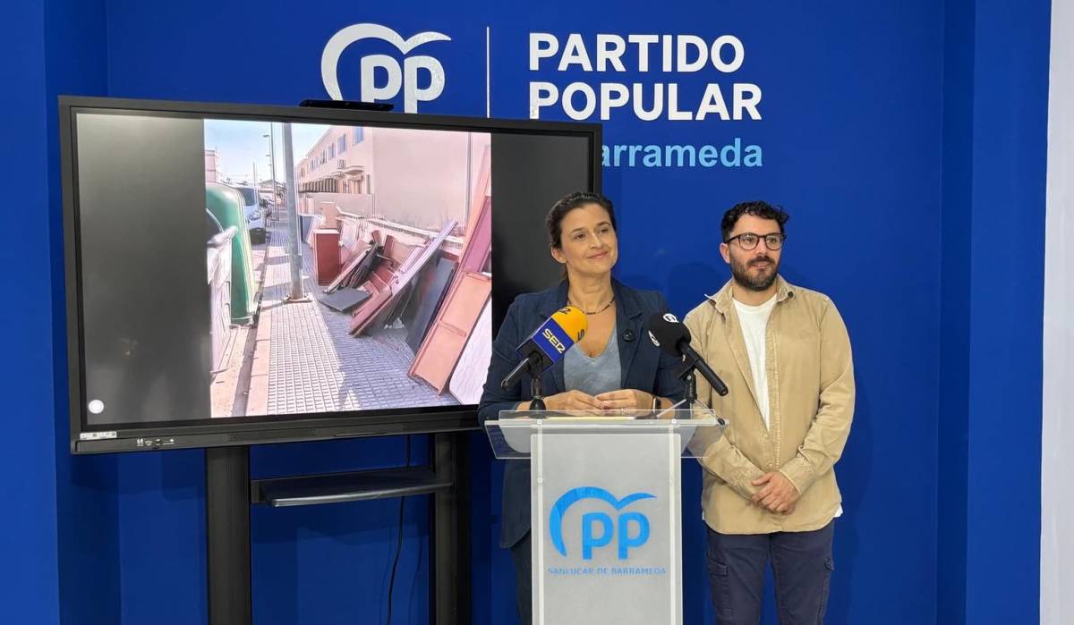 Miembros del PP en Sanlúcar atendiendo a los medios - Miembros del PP en Sanlúcar atendiendo a los medios