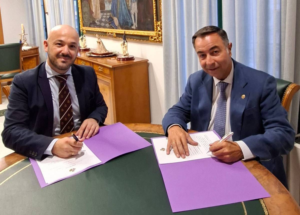 Momento de la firma del contrato de trabajo con Bordados Santa Clara.