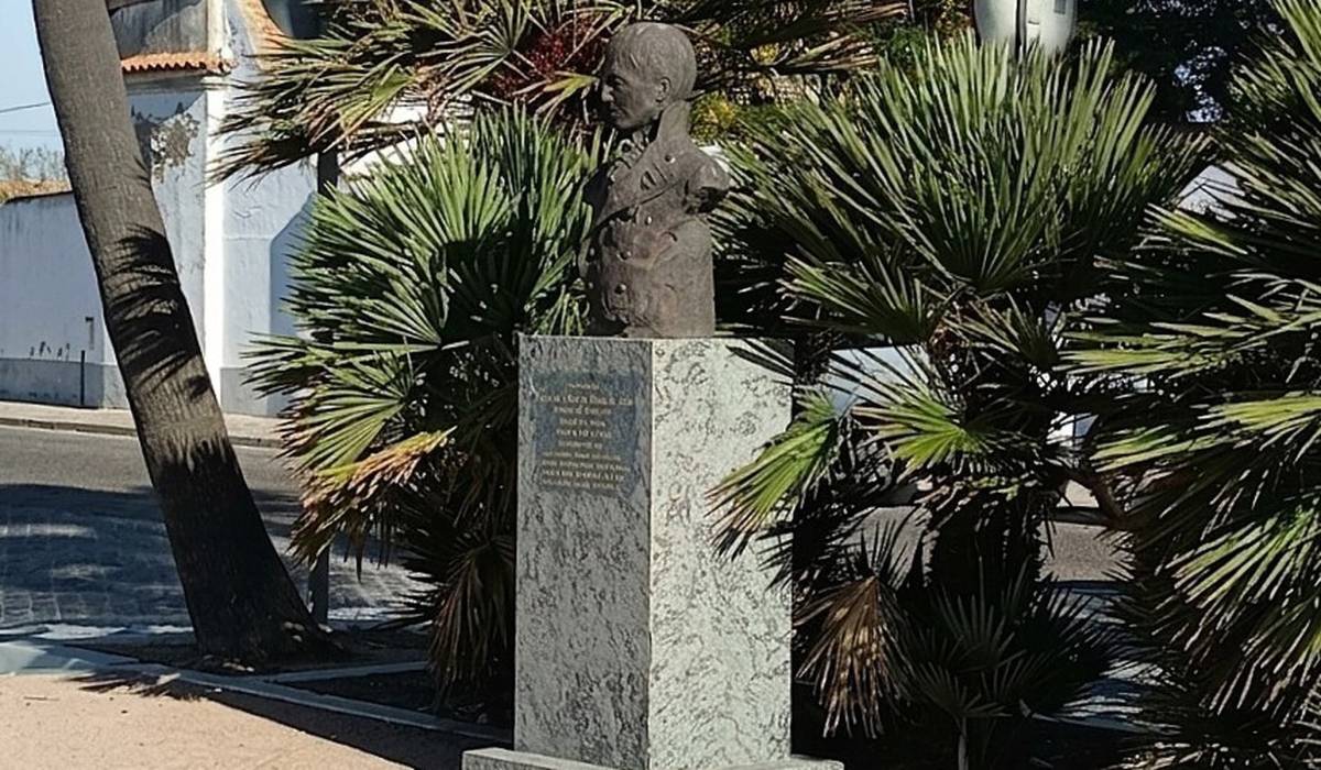 Monumento Diego de Alvear, vista angular delantera izquierda. - Monumento Diego de Alvear, vista angular delantera izquierda.