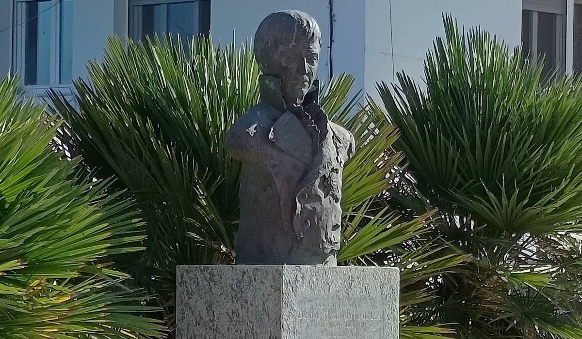 Escultura de Diego de Alvear, vista angular delantera derecha. - Escultura de Diego de Alvear, vista angular delantera derecha.