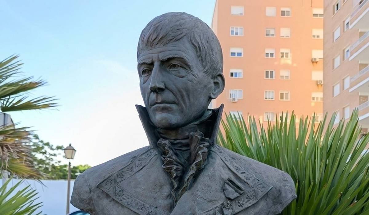 Escultura de Diego de Alvear, vista frontal. - Escultura de Diego de Alvear, vista frontal.