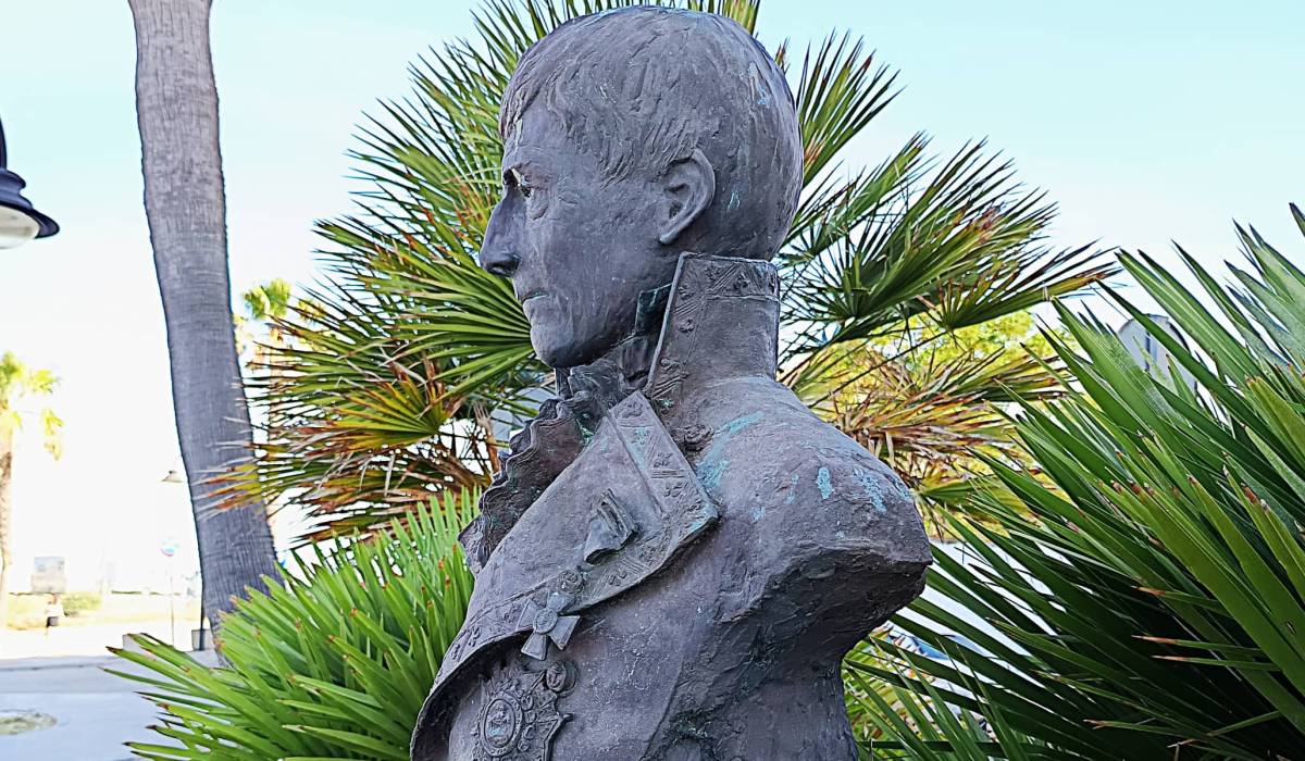 Escultura de Diego de Alvear, vista lateral izquierda. - Escultura de Diego de Alvear, vista lateral izquierda.