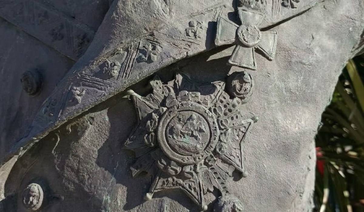 Escultura de Diego de Alvear, detalle condecoraciones sobre la casaca. - Escultura de Diego de Alvear, detalle condecoraciones sobre la casaca.