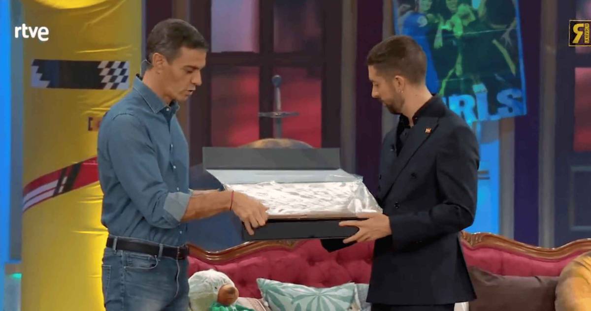 Del perro de juguete a los casos de corrupción y Felipe González: así ha sido la visita de Pedro Sánchez a 'La Revuelta'