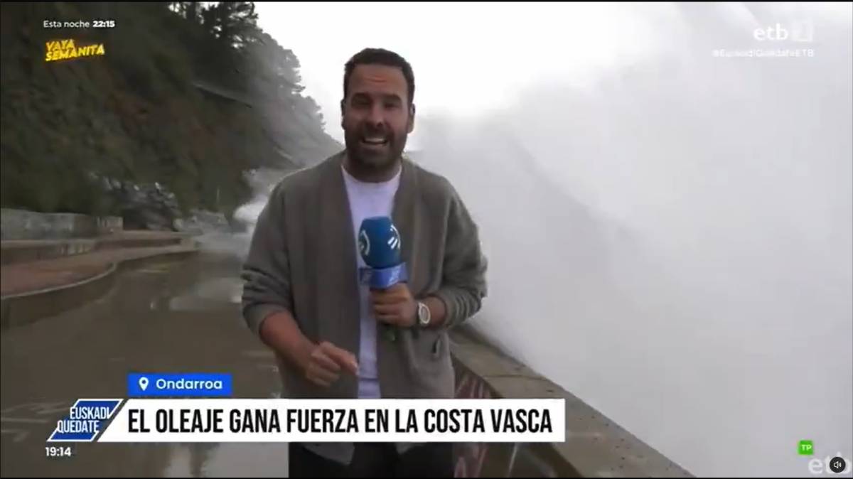 Una ola 'engulle' en directo a un reportero de la televisión vasca