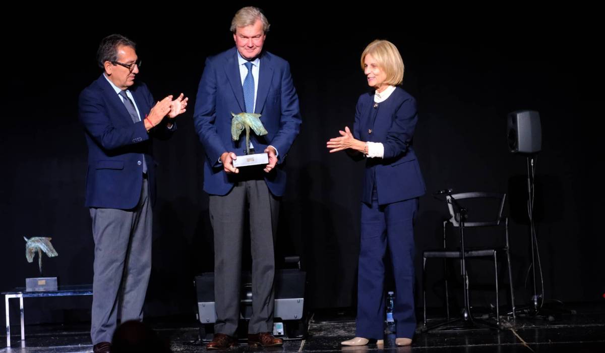Fermín Bohórquez Domecq recibe el galardón de manos de la alcaldesa - Fermín Bohórquez Domecq recibe el galardón de manos de la alcaldesa