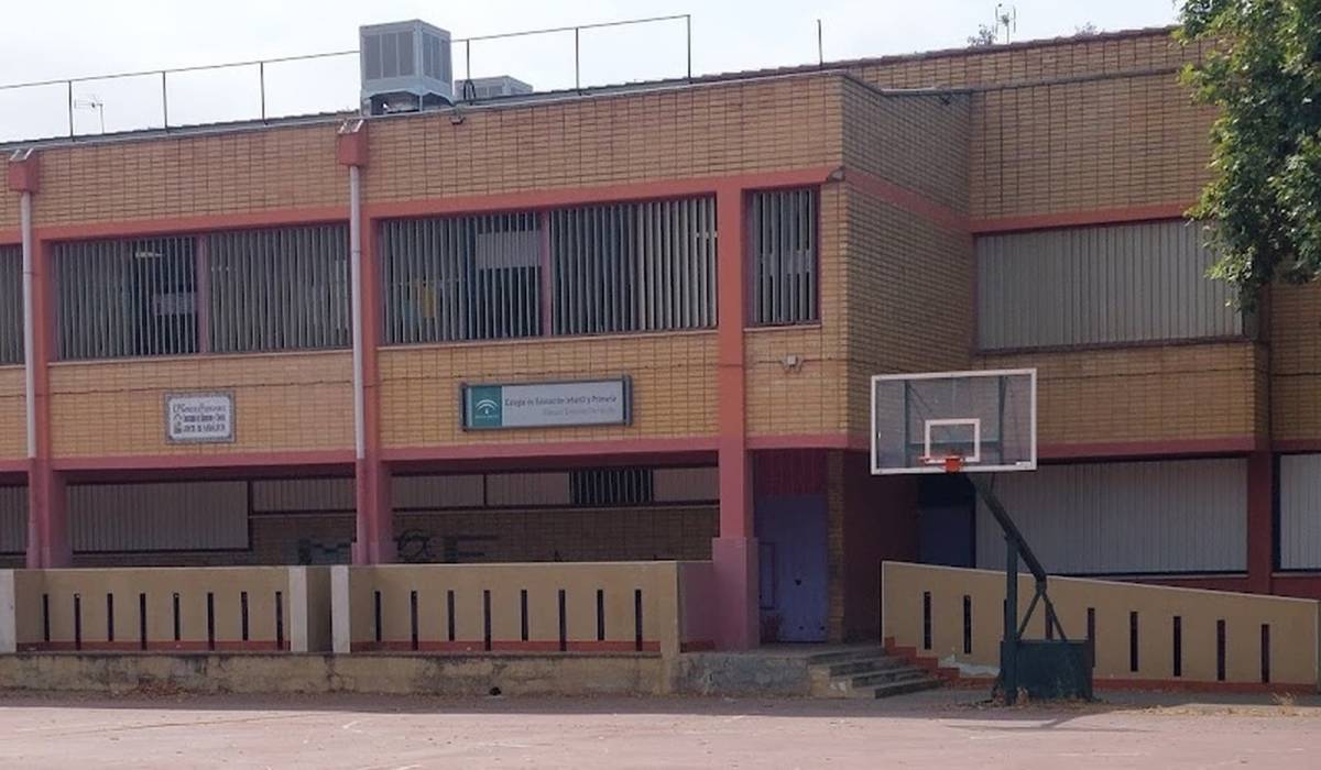 Humedades, vandalismo y la falta de un muro: IU exige a Sanz actuaciones en el CEIP Manuel Giménez Fernández de Sevilla