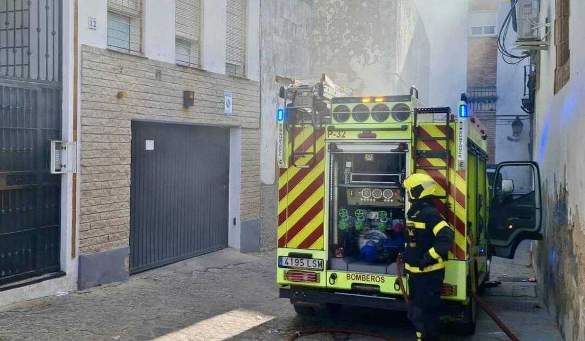 Susto en pleno centro de Jerez: arde el bajo de un edificio y la Policía saca a sus ocupantes por la ventana