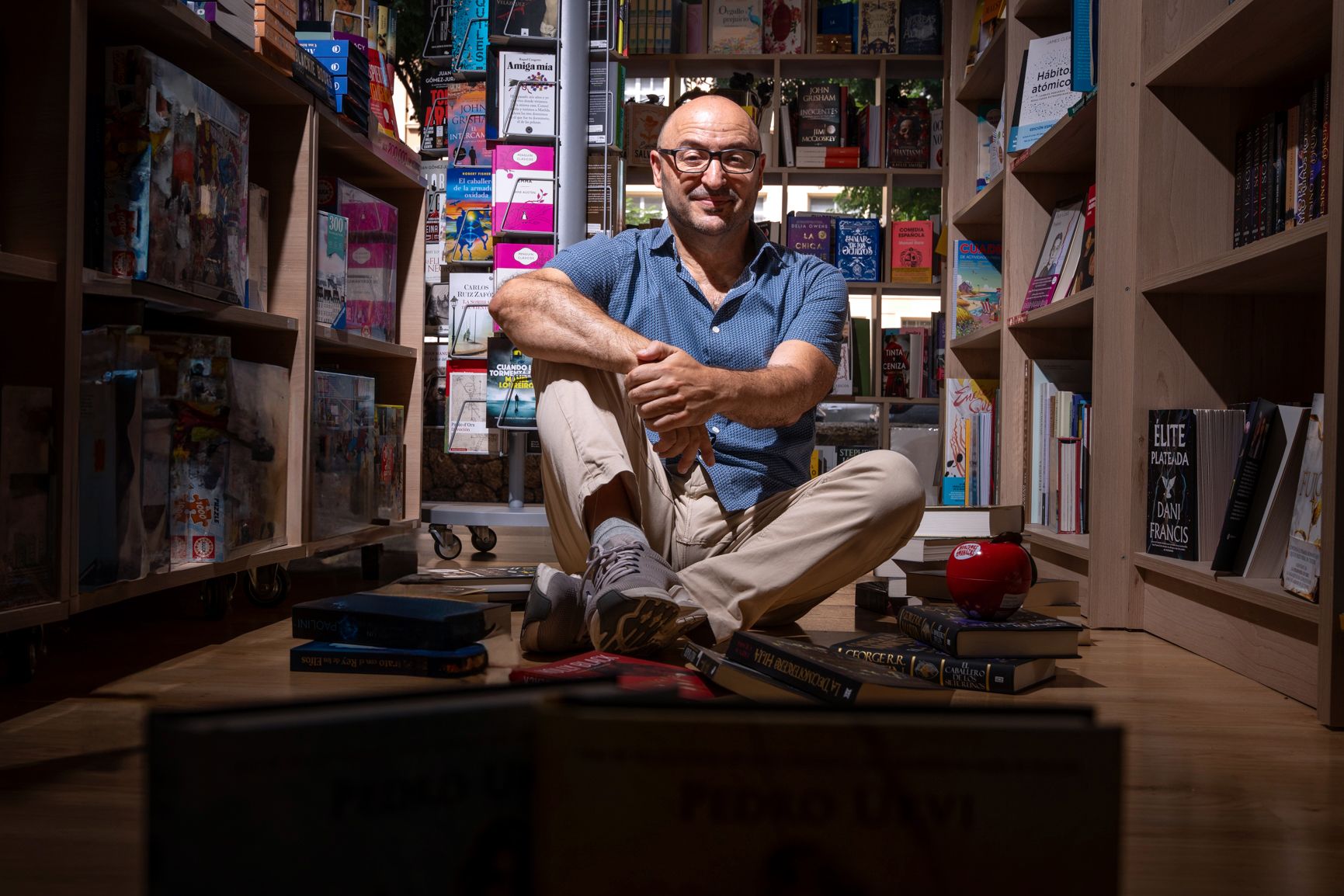 El escritor y periodista gaditano Alejandro Luque es el responsable de la Feria del Libro de Cádiz. - REYNA