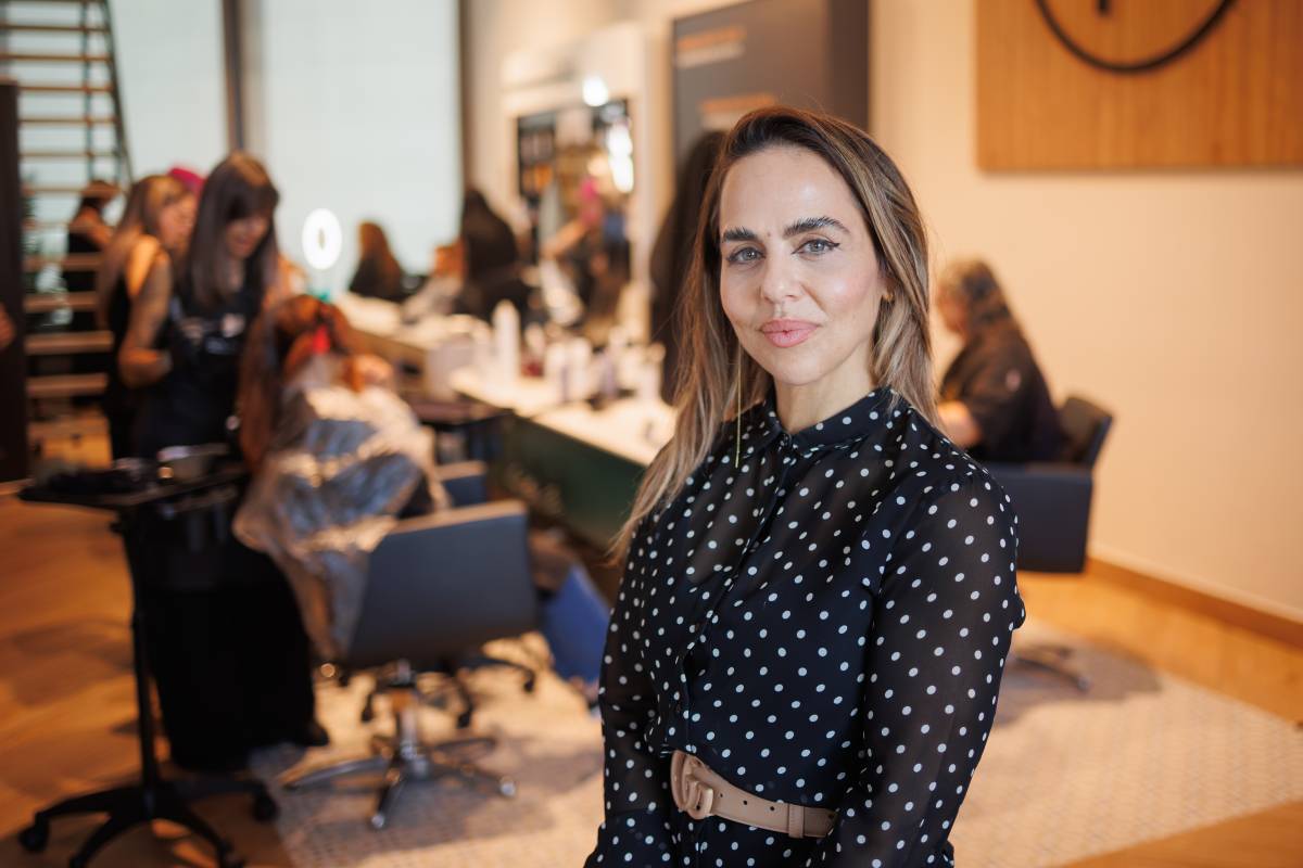 Las canas ya no se esconden, pero tampoco se dejan al azar: la nueva moda de llevar el pelo blanco con estilo y admitir que no envejece
