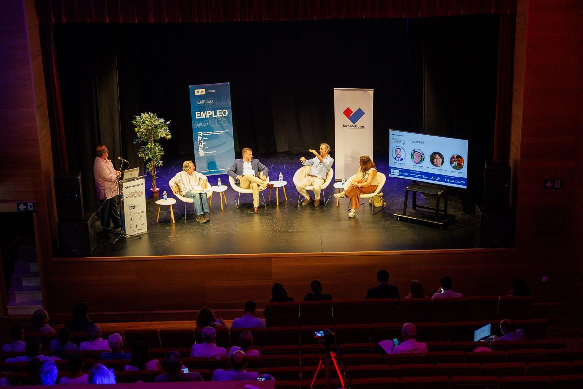 Vista general del foro sobre el futuro y los retos de los pequeños pueblos y el mundo rural organizado por lavozdelsur.es, este martes en el Teatro de Guadalcacín. - 