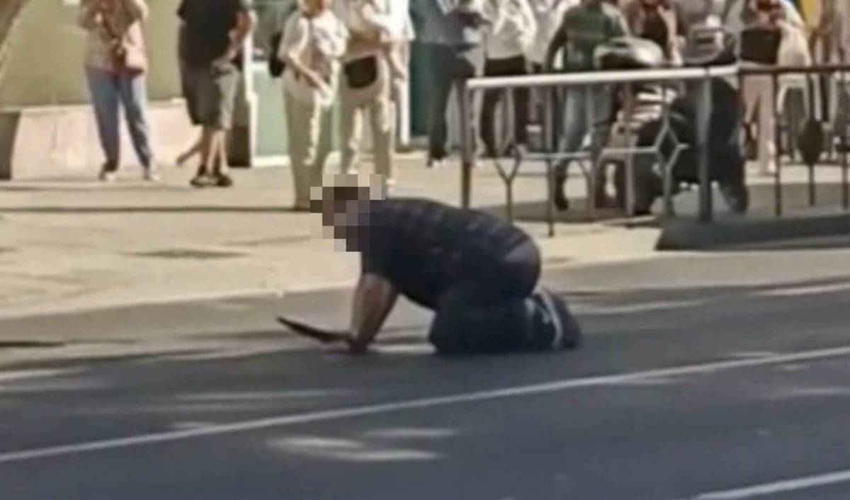 Esto es lo que se sabe sobre la extraña muerte del hombre que murió en plena calle en Sevilla tras robar un cuchillo