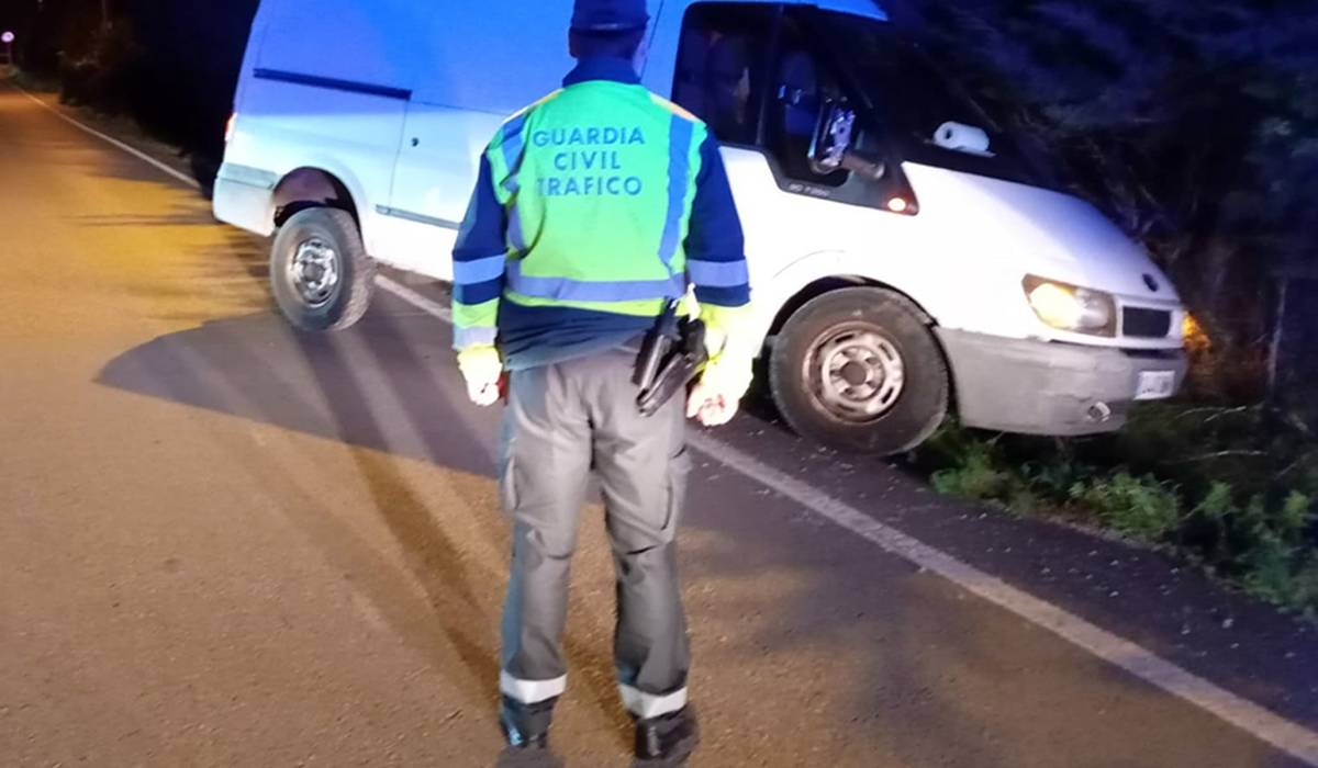 Un vehículo da varias vueltas de campana en Granada: dos de los cuatro heridos son menores de edad
