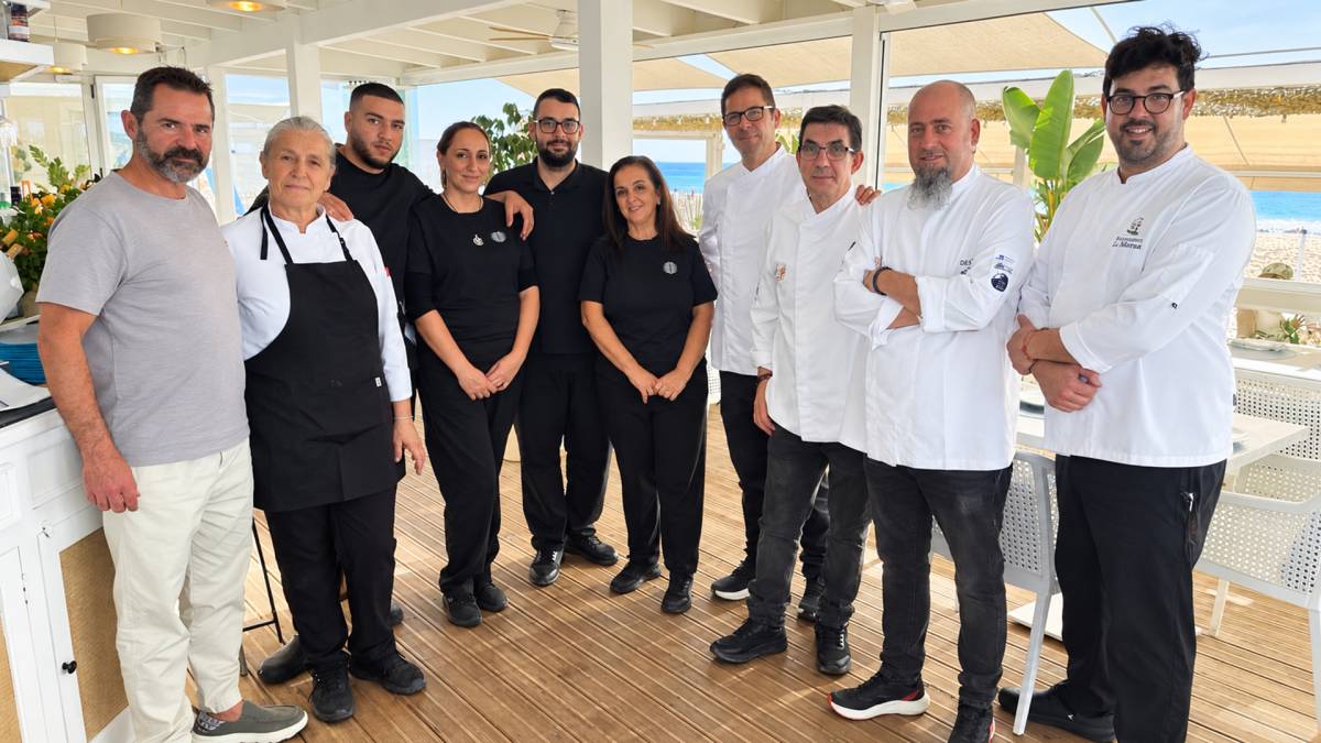 Los cocineros de la Sierra con el equipo de Santorini.