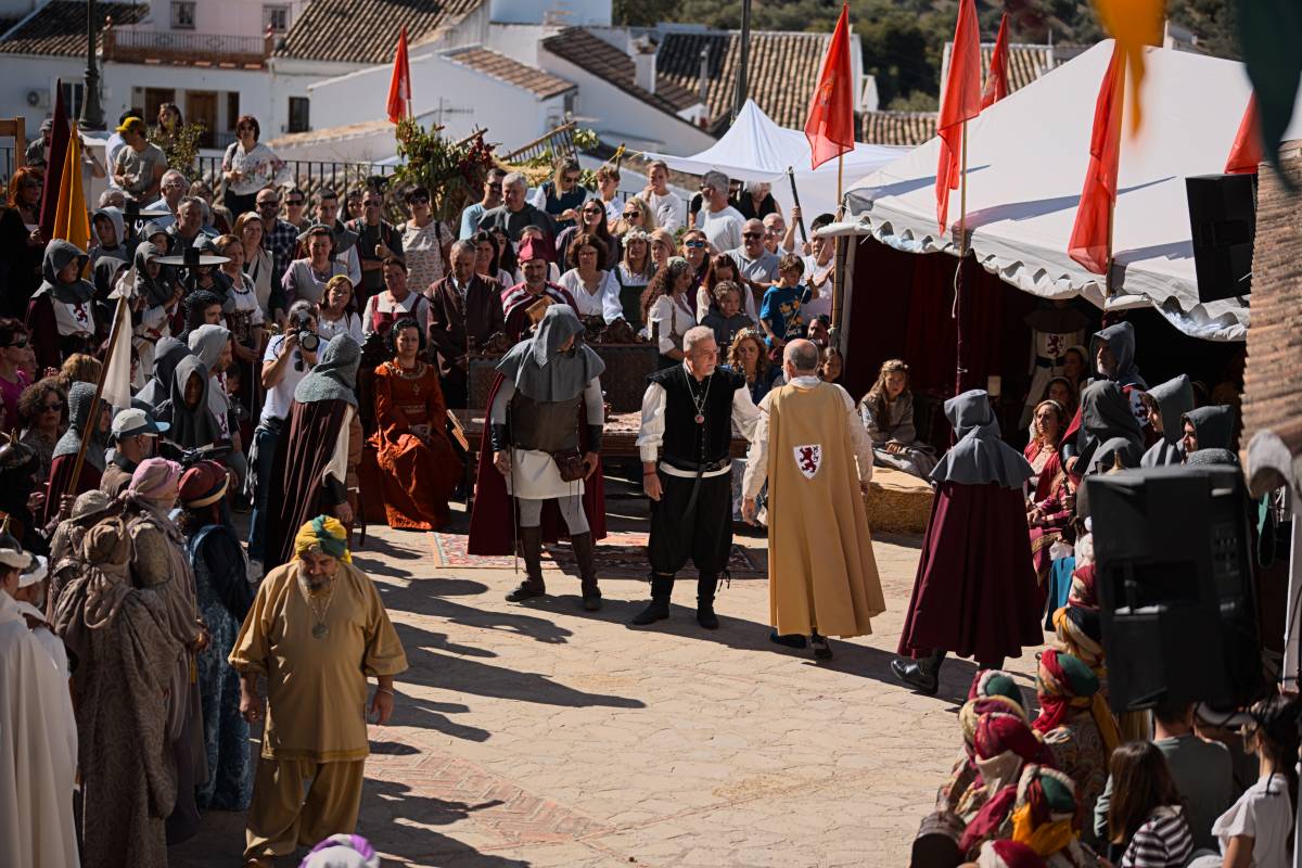 La preciosa transformación de Zahara en una villa medieval, un viaje en el tiempo con 'llenazo' de gente, en imágenes