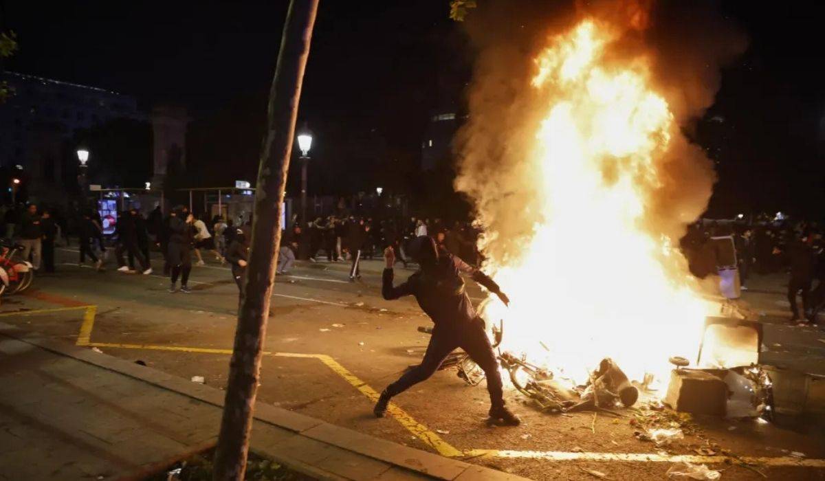 Los disturbios se agravan en Francia y llegan a Barcelona, con saqueos a 14 comercios y quemas de contenedores