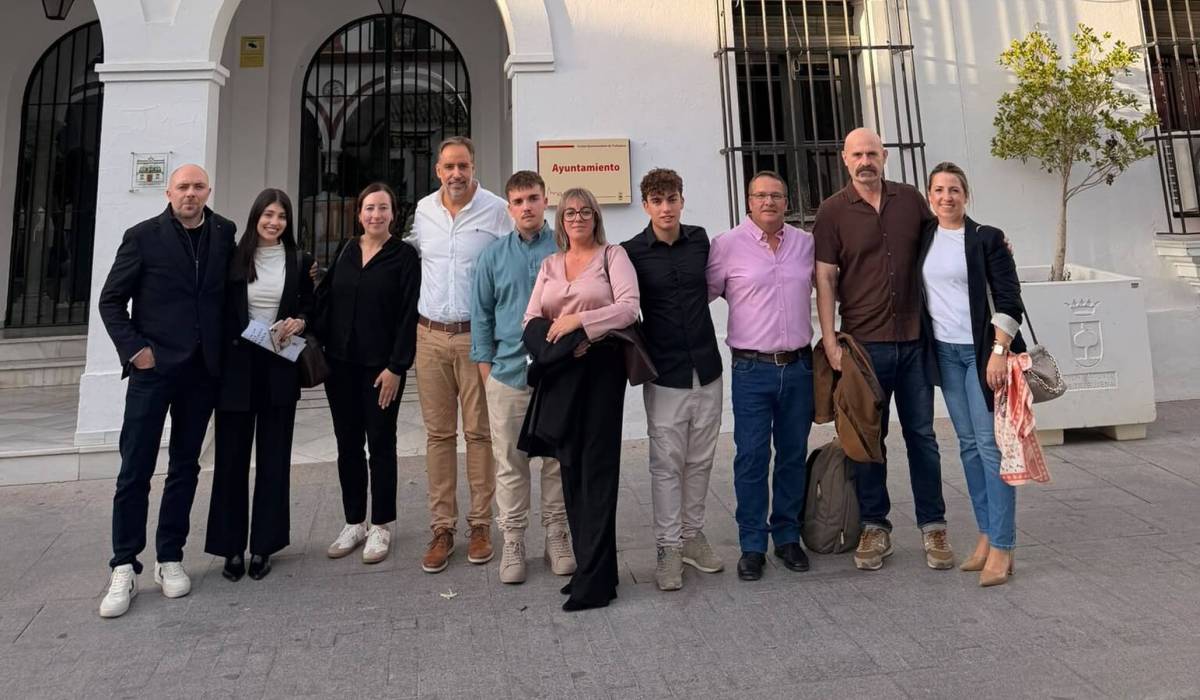 Familiares y amigos de Belén ante el Ayuntamiento de Trebujena - Familiares y amigos de Belén ante el Ayuntamiento de Trebujena