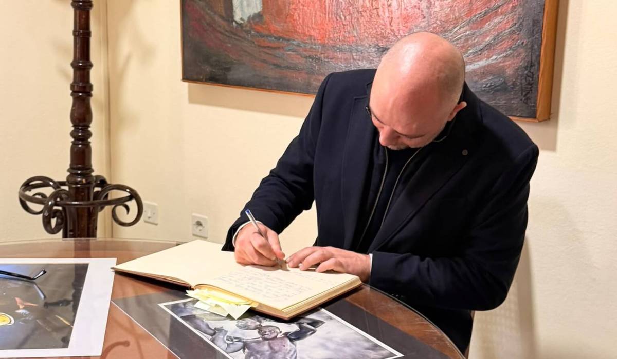 Francisco Arana, padre de Belén, firmando - Francisco Arana, padre de Belén, firmando