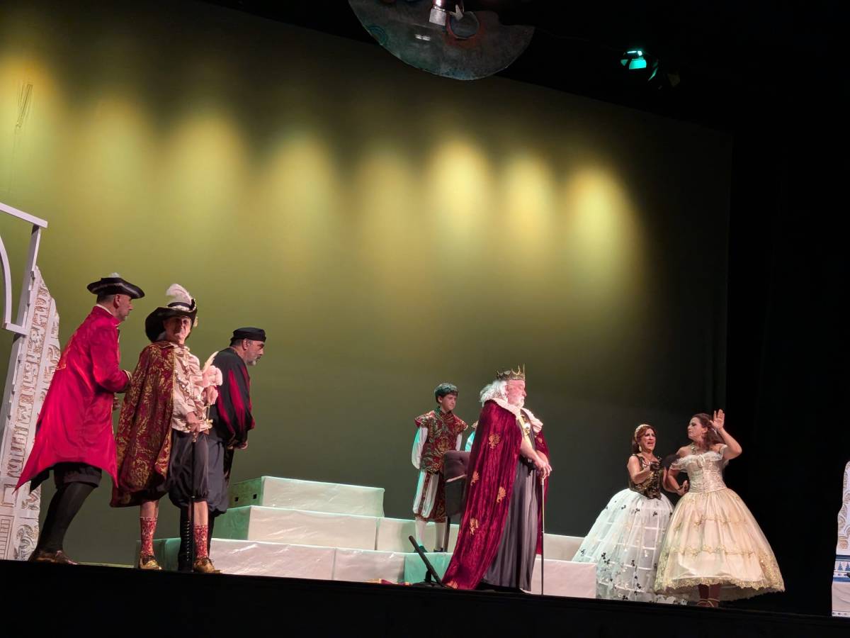 Escena de la obra en la que interviene el Rey, interpretado por el actor Pedro Vega.