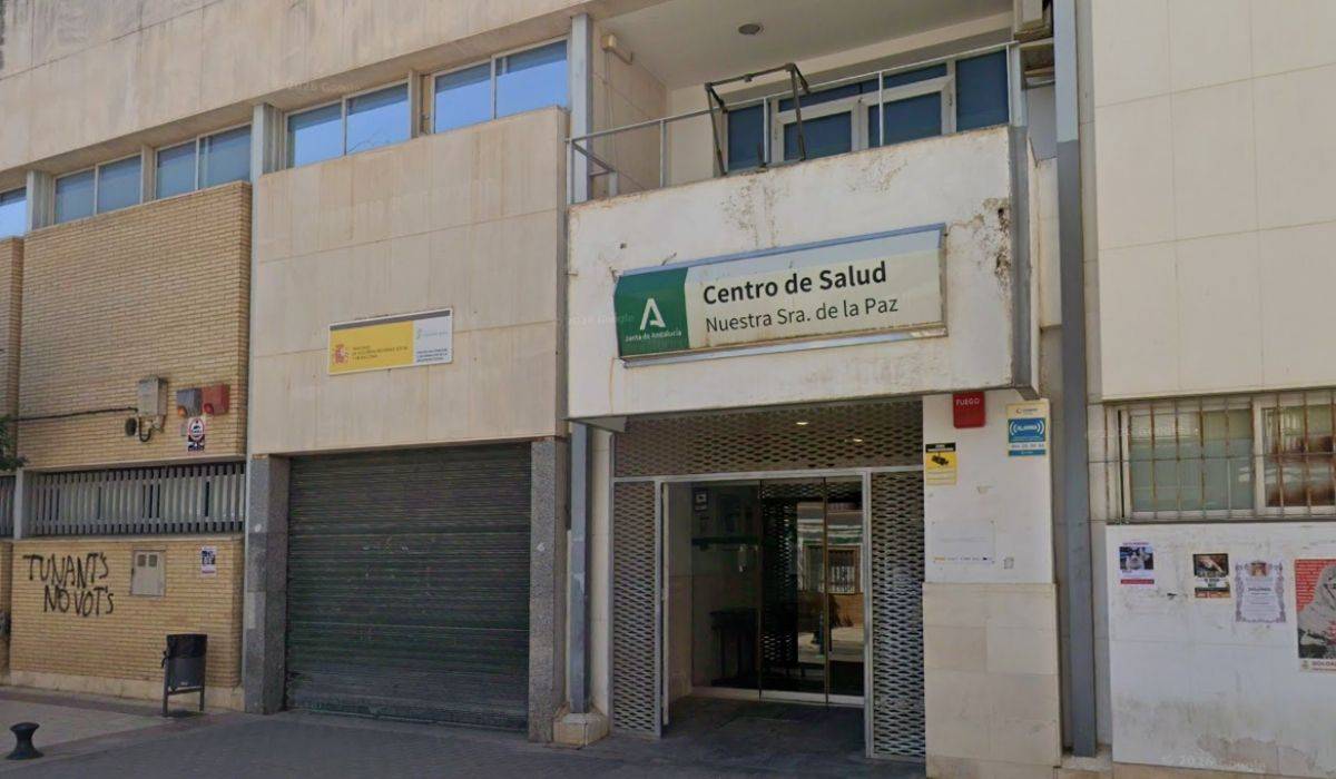 Dos graves casos de violencia contra sanitarios en Sevilla: un puñetazo en la cara y perseguidos con una cuchilla