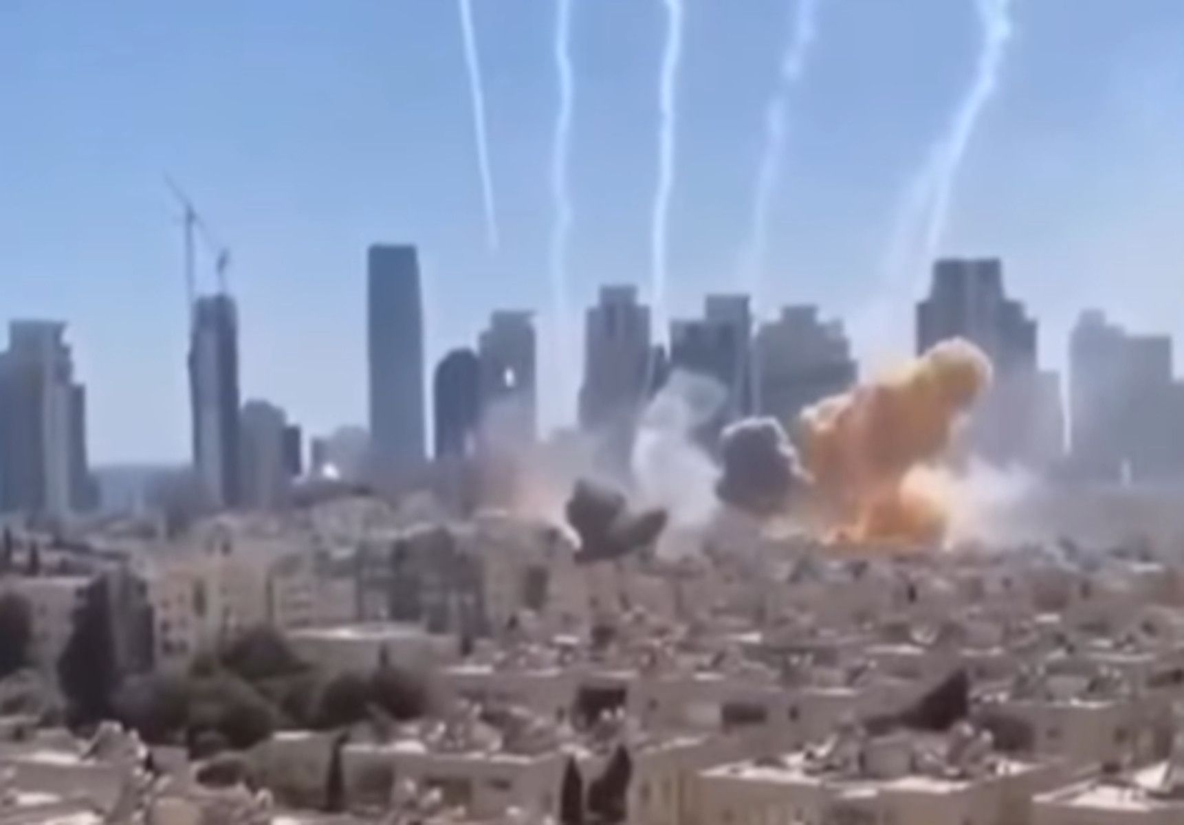 Bombardeo durante la guerra de Oriente Medio. - 