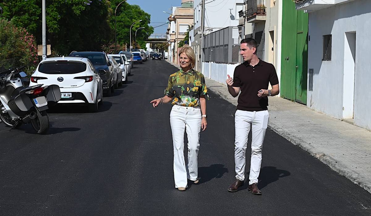 La alcaldesa junto a Jaime Espinar en el reasfaltado de la calle Jorge Bocouze. - La alcaldesa junto a Jaime Espinar en el reasfaltado de la calle Jorge Bocouze.