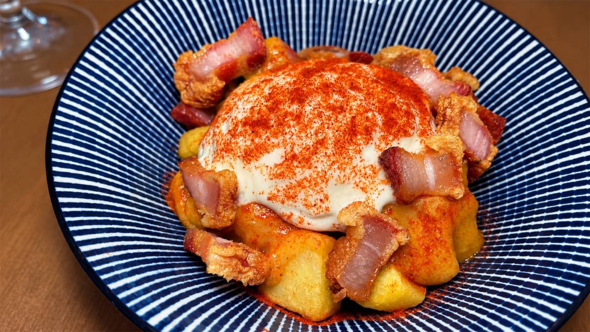 Patatas bravas con salsa de zurrapa y torreznos.