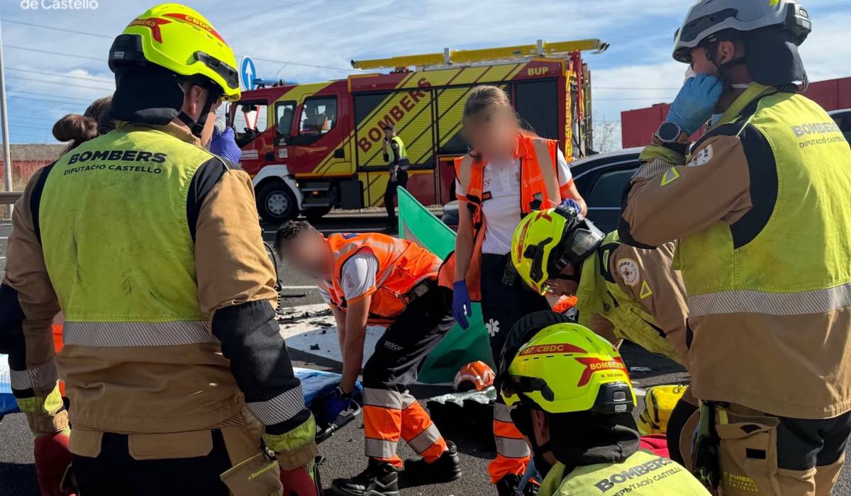 Bomberos y sanitarios trabajando en el lugar del accidente, imágenes compartidas por Consorci Provincial de Bombers de Castellón