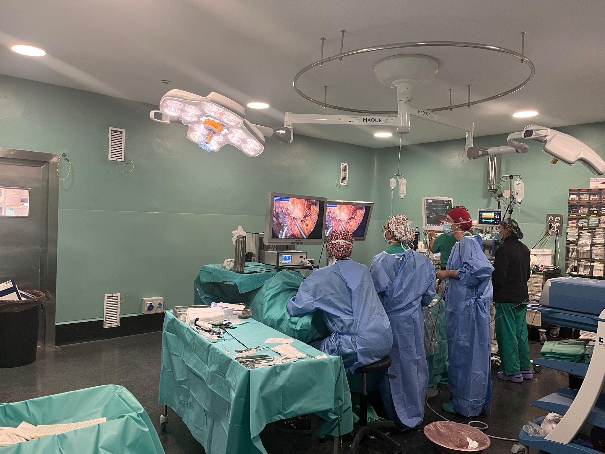 Una intervención en un quirófano renovado del Hospital de Jerez. - 