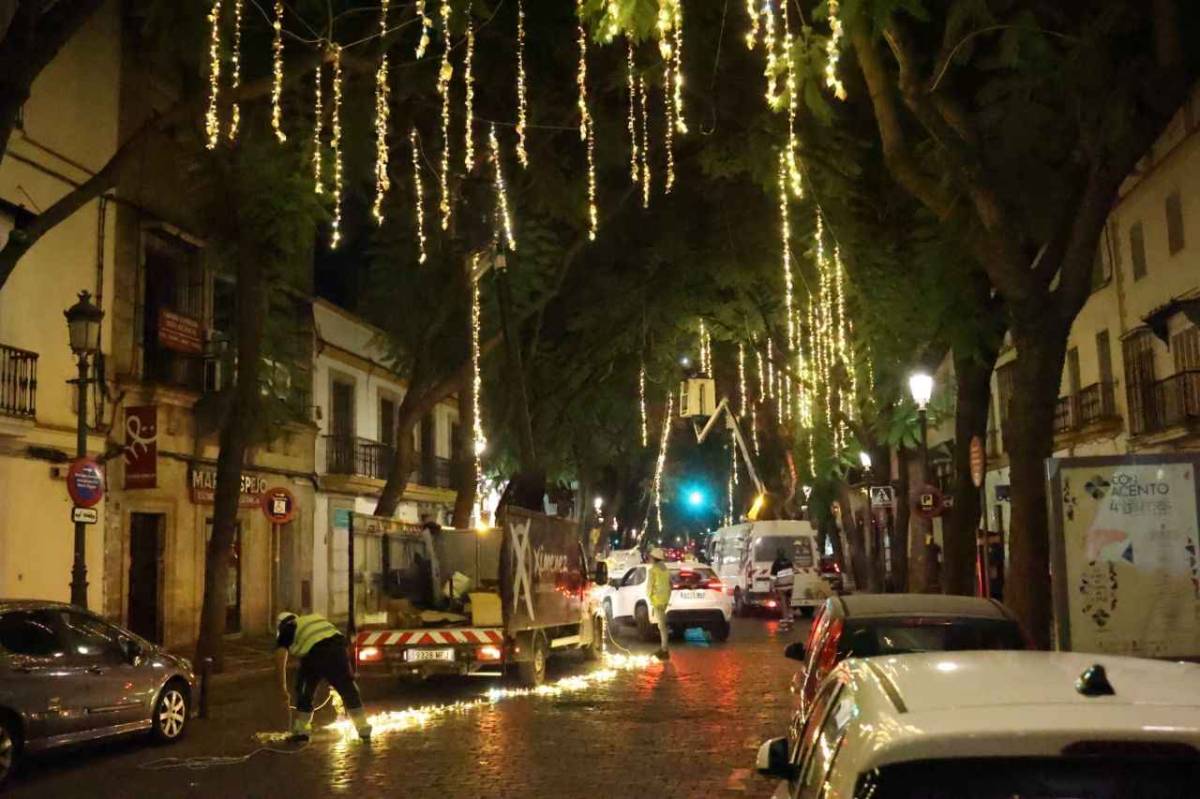 Instalación de luces de Navidad en la calle Porvera