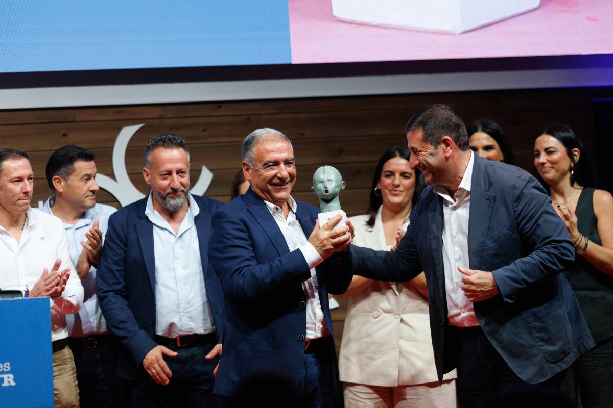 gala de entrega de los III Premios Voces del Sur 2026, celebrada en el Centro de Interpretación del Vino y la Sal de Chi - JUAN CARLOS TORO gala de entrega de los III Premios Voces del Sur 2026, celebrada en el Centro de Interpretación del Vino y la Sal de Chi