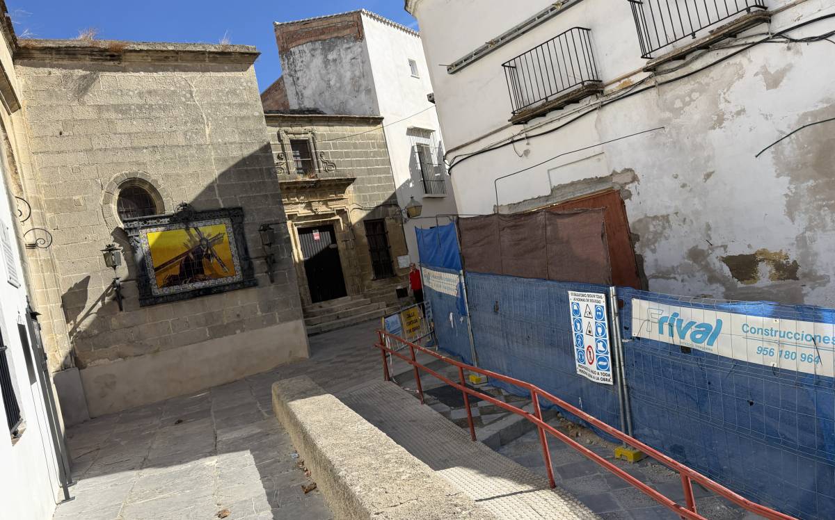 Acceso al Santuario de San Lucas por la puerta del azulejo del Señor de las Tres Caídas
