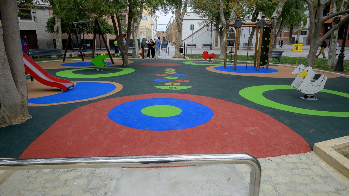 Renovado parque infantil de la Plaza de España en Cádiz. - Renovado parque infantil de la Plaza de España en Cádiz.