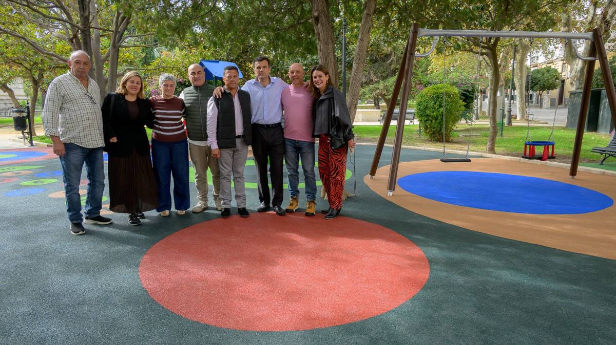 El parque infantil de la Plaza de España en Cáduz estrena juegos y suelo tras el desgaste y actos vandálicos