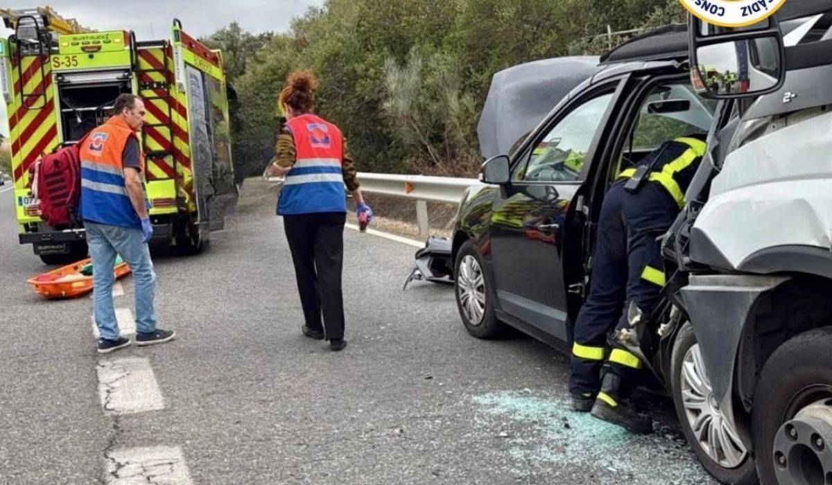 Dos personas atrapadas y tres heridos trasladados en ambulancia en la Sierra de Cádiz tras un choque entre un camión y un coche