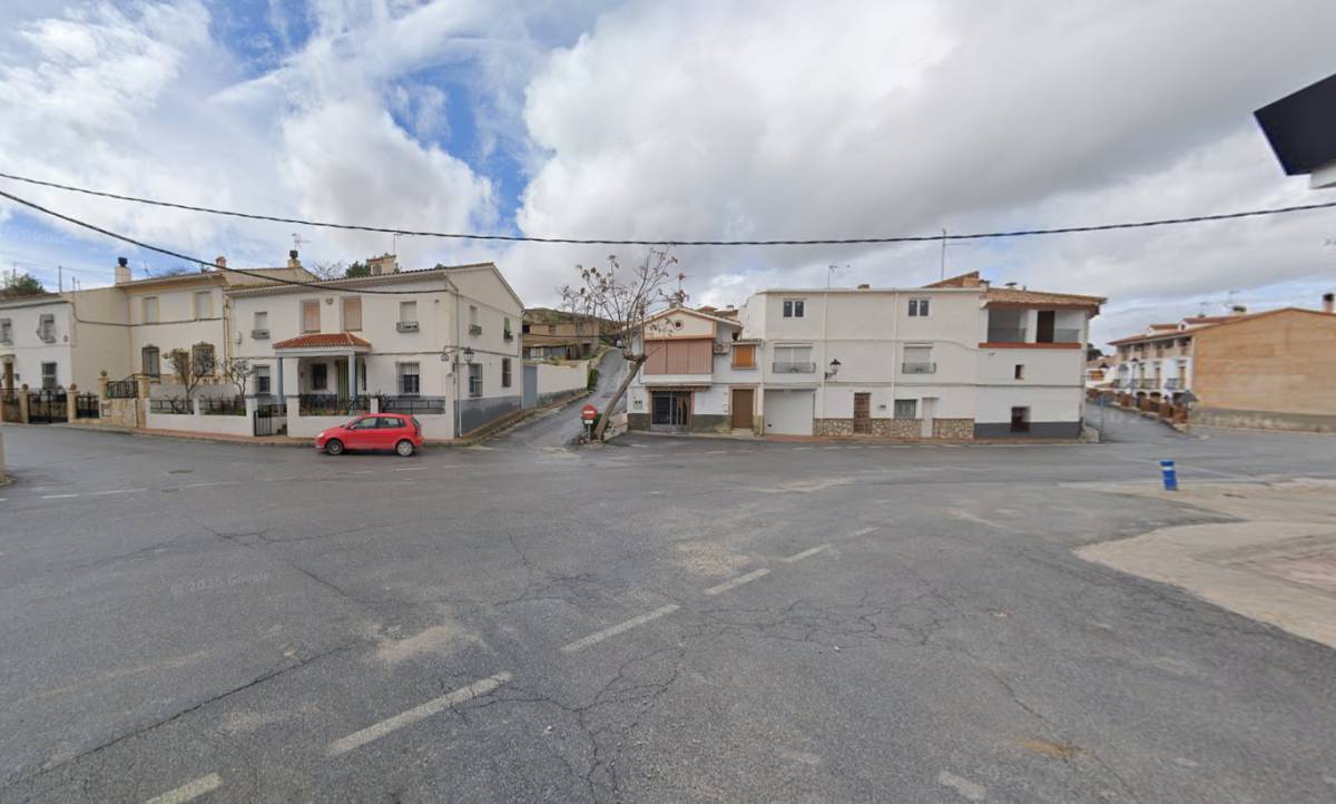 Tragedia en el tajo en Granada: muere un trabajador al ser golpeado por una máquina cargando piedras; y otros dos heridos al caer del andamio
