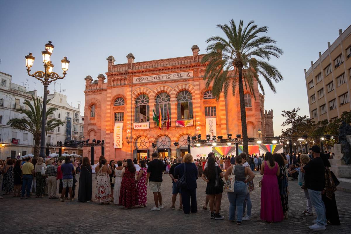 Colas en el Gran Teatro Falla, para entrar en una pasada edición del festival. - Colas en el Gran Teatro Falla, para entrar en una pasada edición del festival.