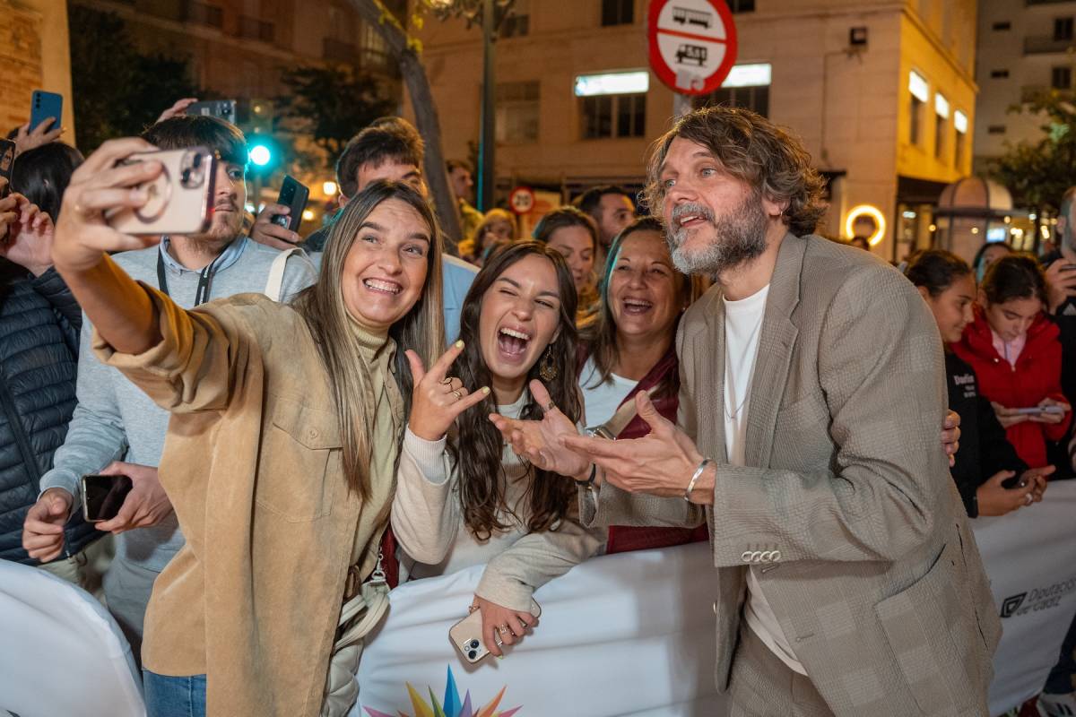 Salva Reina, haciéndose fotos con unas fans. - Salva Reina, haciéndose fotos con unas fans.